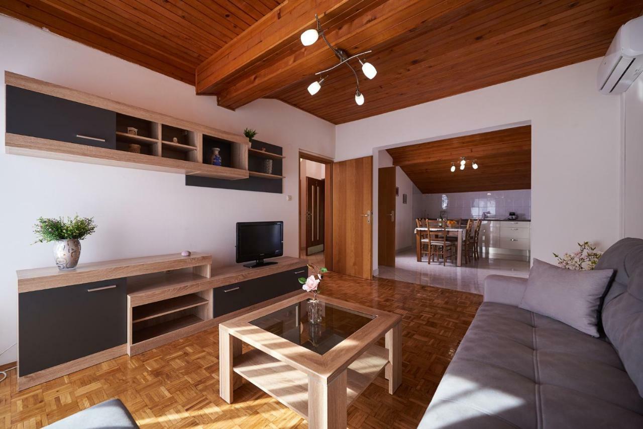 Apartment Lara *