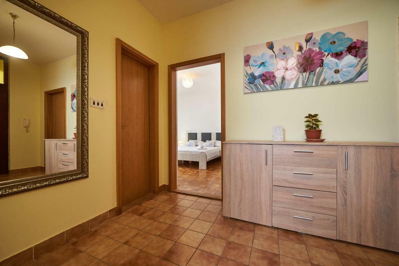 Lara Apartment *
