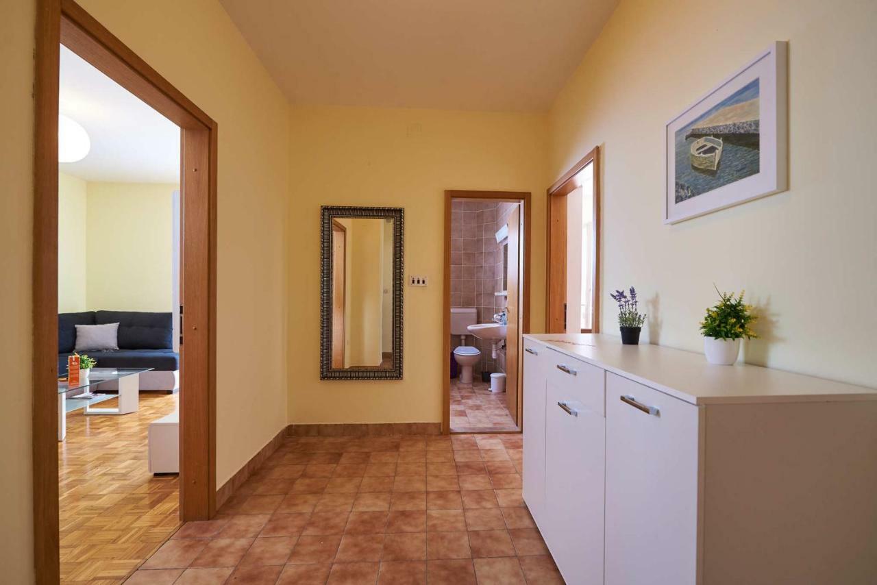 Apartament Lara *